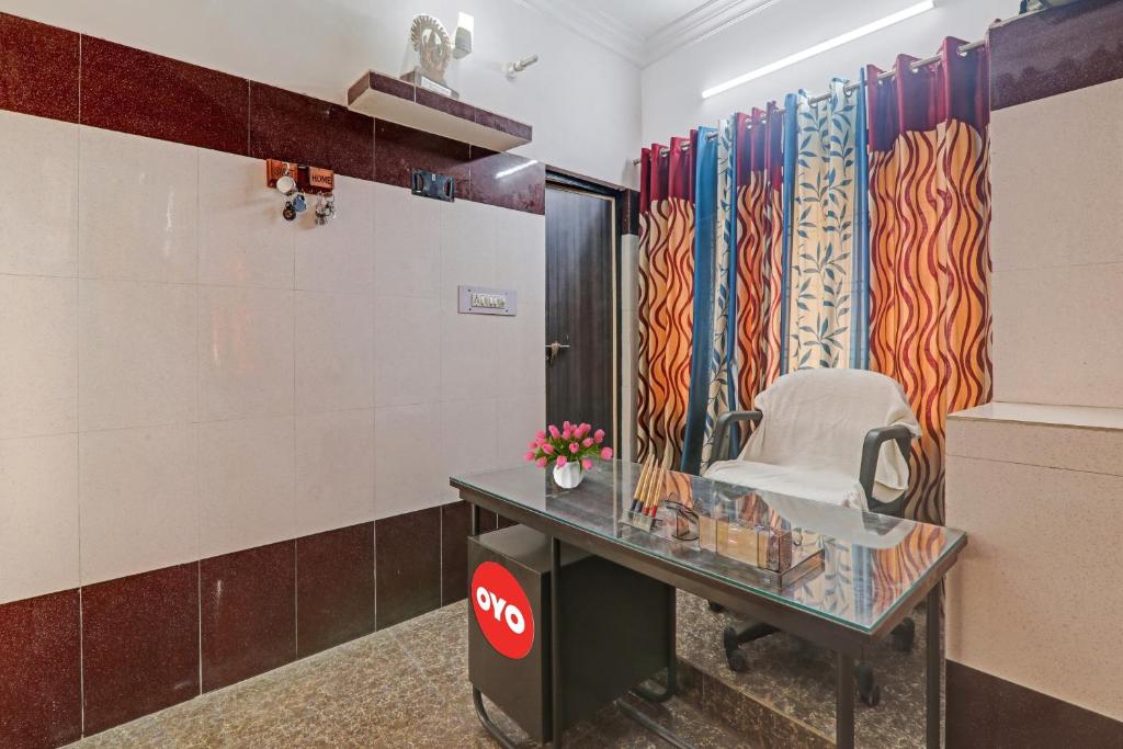 poczekalnia z krzesłem i szklanym blatem w obiekcie Flagship Shri Ram Hotel w mieście Chinhat