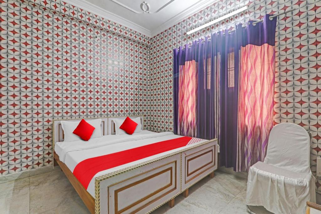 Een bed of bedden in een kamer bij Flagship Shri Ram Hotel