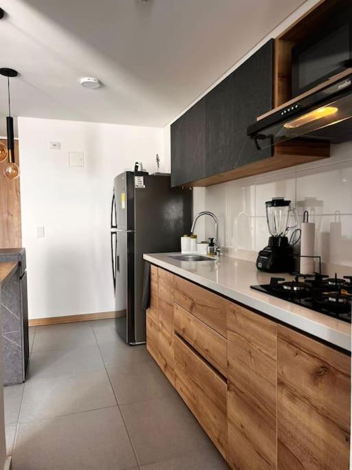 Kuchyň nebo kuchyňský kout v ubytování Lujoso apartamento central, nuevo y cómodo