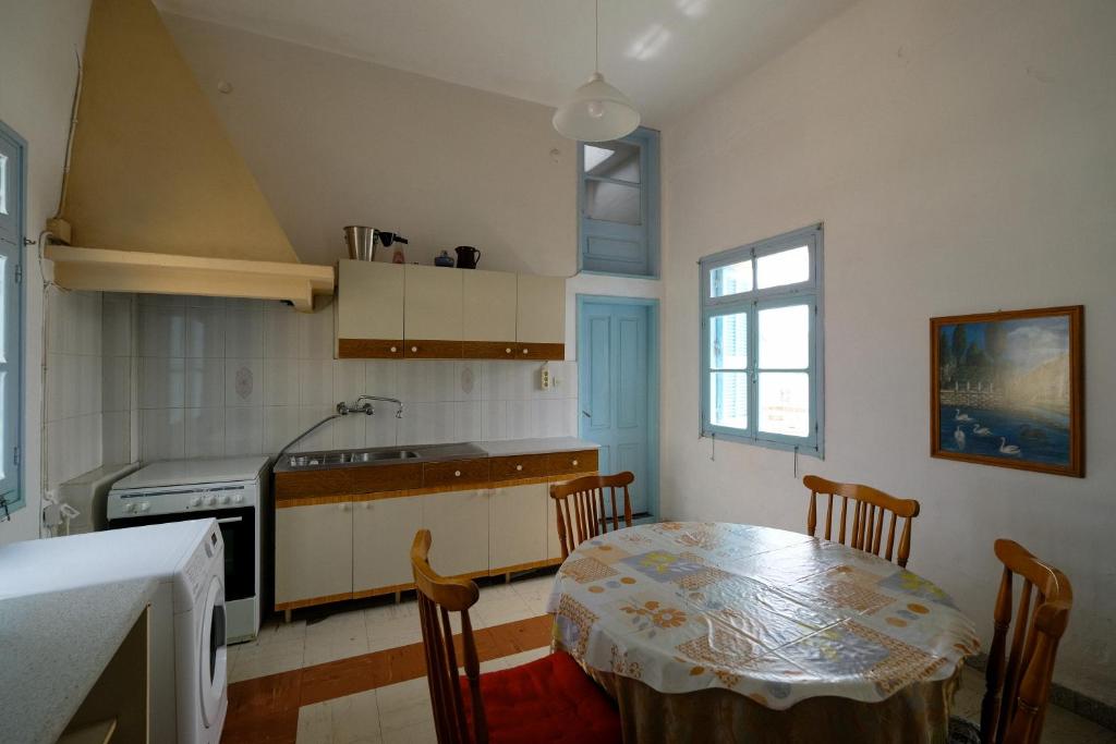 A kitchen or kitchenette at Archontiko Pataka