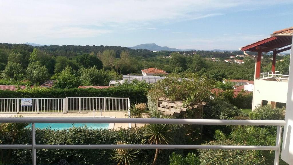 - une vue depuis le balcon d'une maison avec piscine dans l'établissement studio la colline bleue, à Biarritz