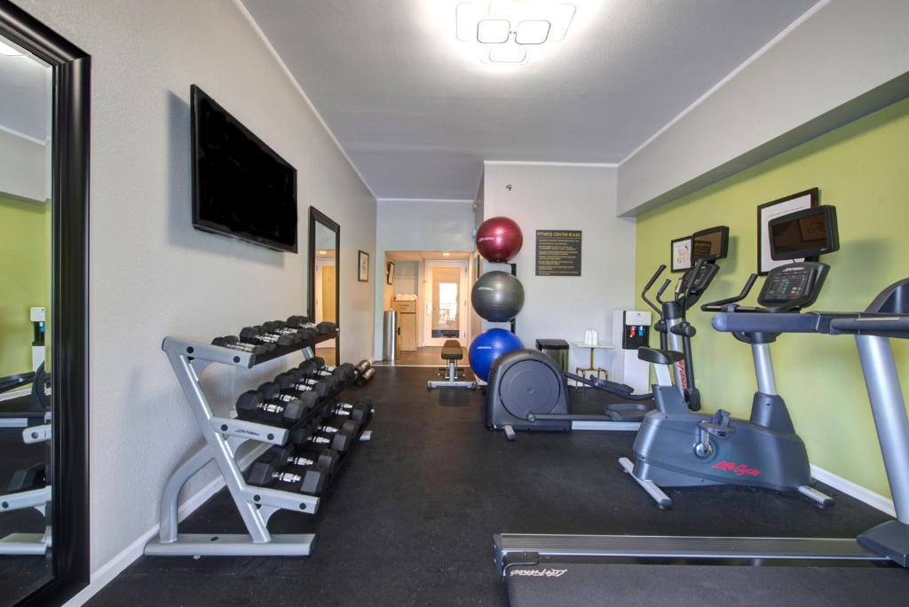 Fitness centrum a/nebo fitness zařízení v ubytování The Roslyn, Tapestry Collection by Hilton