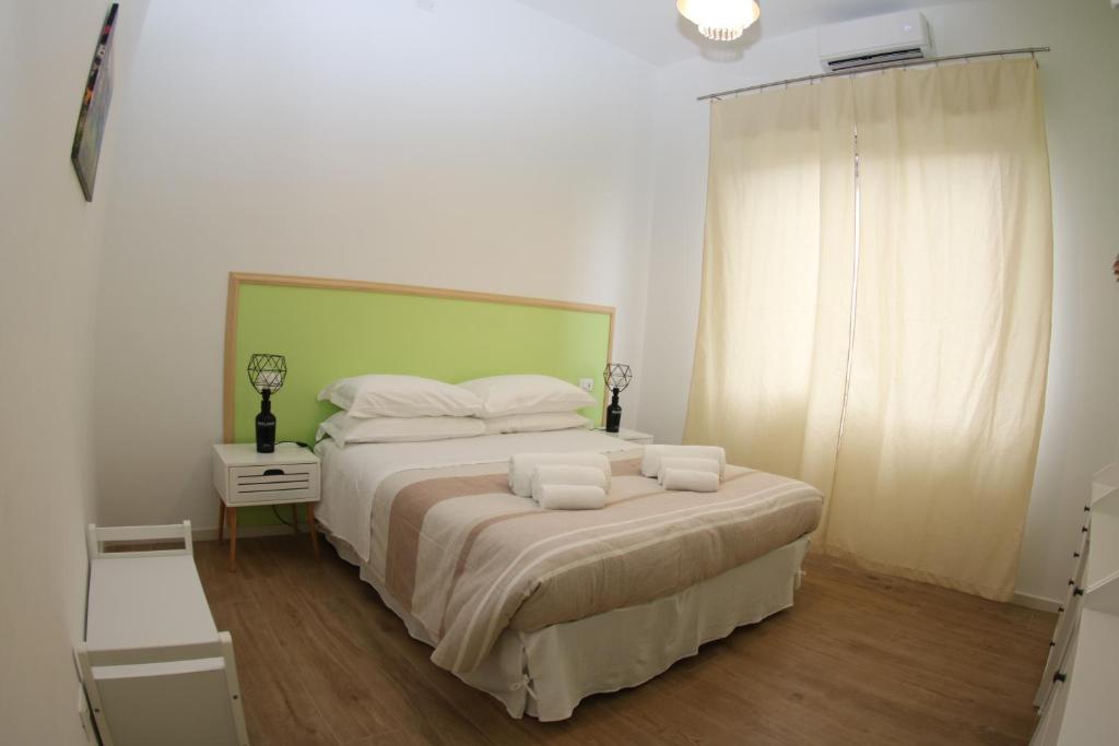 ein Schlafzimmer mit einem Bett mit zwei Kissen darauf in der Unterkunft LUCKY LOFT 16 in La Spezia