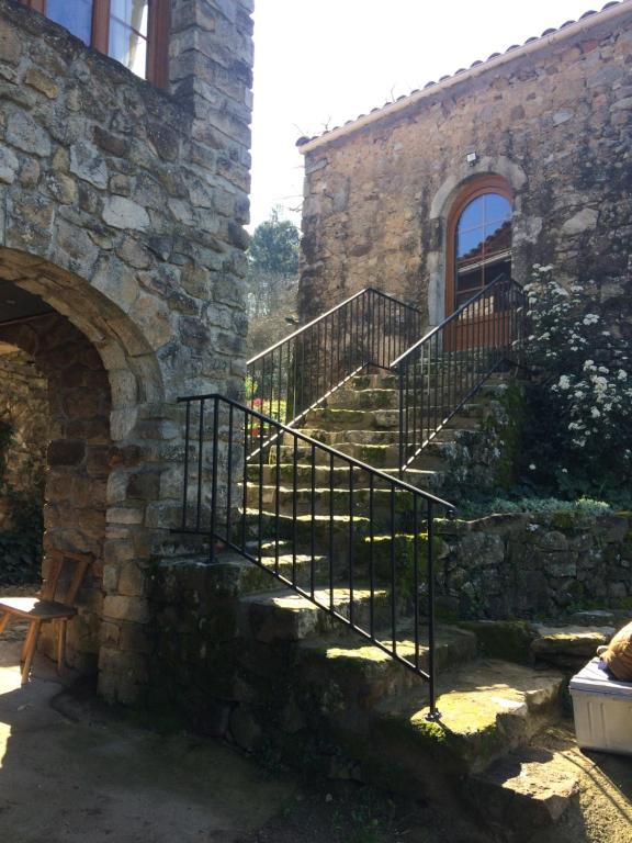 eine Treppe in einem Steingebäude in der Unterkunft une chambre dans un gite rural in Saint-Jean-du-Gard