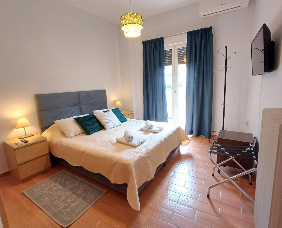 Postel nebo postele na pokoji v ubytování Georgia's Cozy Apartment in Koukaki