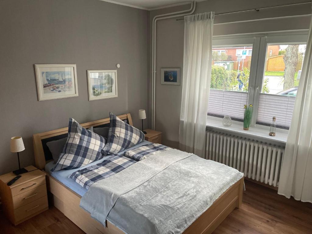 ハイリゲンハーフェンにあるWaveのベッドルーム1室(枕付きのベッド1台、窓付)