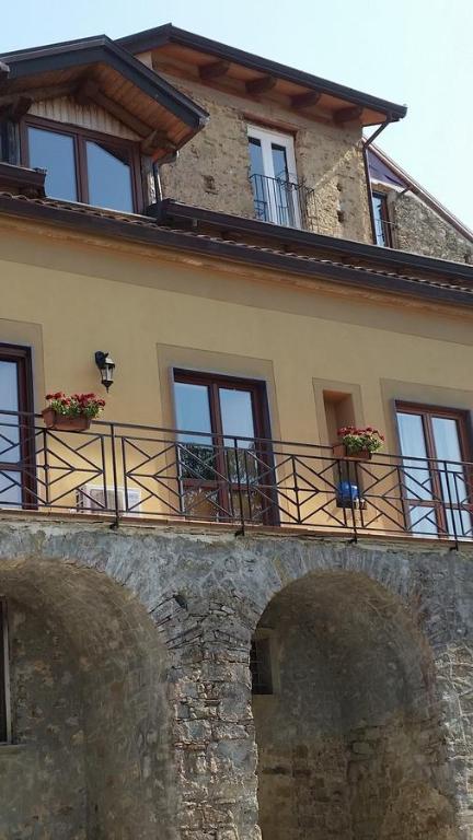 ein Gebäude mit Fenstern und Balkonen darüber in der Unterkunft Palazzo Laurice in Perdifumo