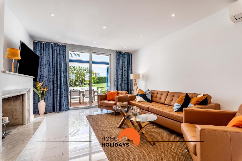 Una sala de estar con un sofá y una chimenea. en #220 Windmill Hill by Home Holidays, en Albufeira