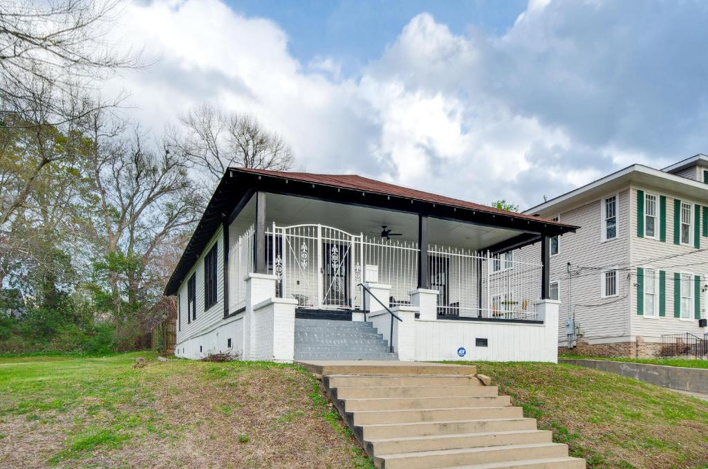 ein großes weißes Haus mit einer Veranda und einer Treppe in der Unterkunft Stylish Home about 2 Mi to Jackson State and Belhaven! in Jackson