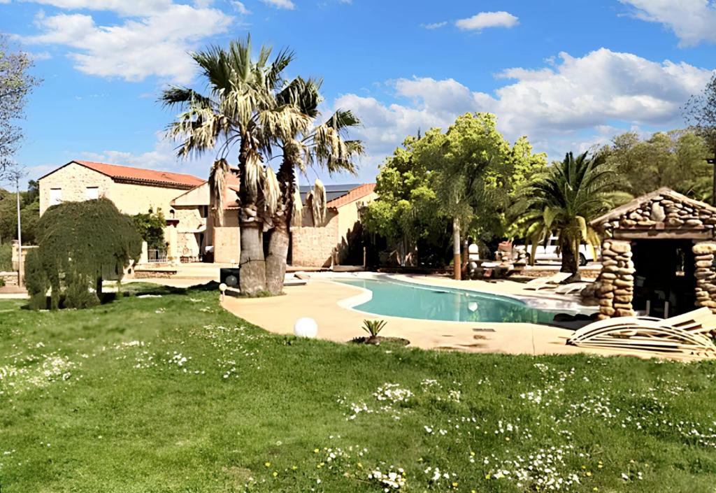 uma casa com piscina num quintal em Villa de 5 chambres avec piscine privee jacuzzi et jardin clos a Laroque des Alberes em Laroque-des-Albères