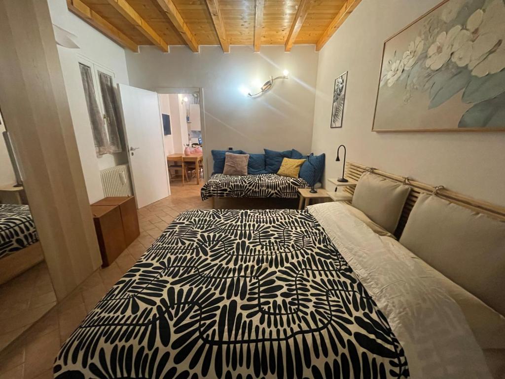 1 dormitorio con cama y sofá en Casa Vacanze Myrasol, en Bolonia