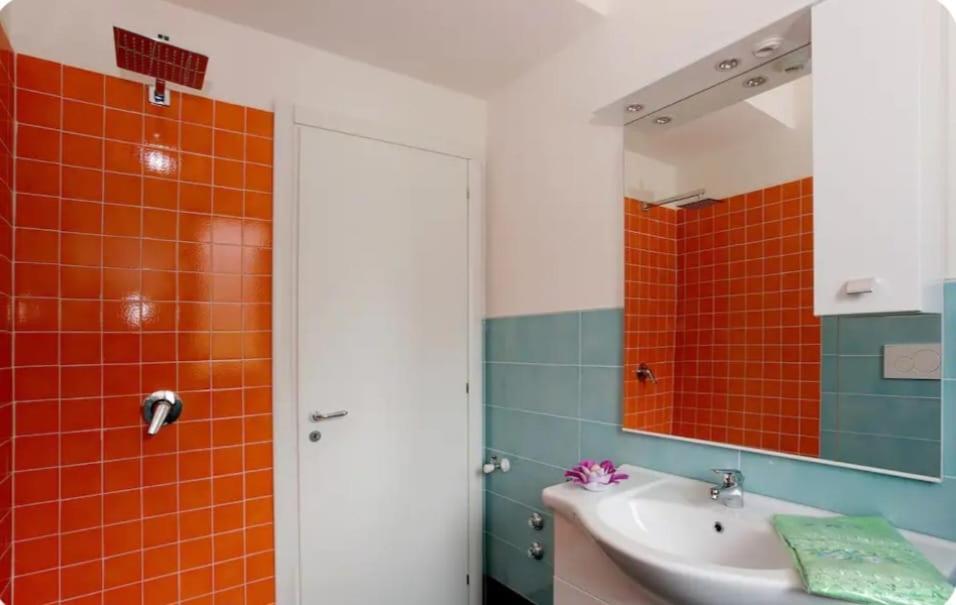 een badkamer met een wastafel en een spiegel bij La Casa sulla Penisola Sorrentina in Vico Equense