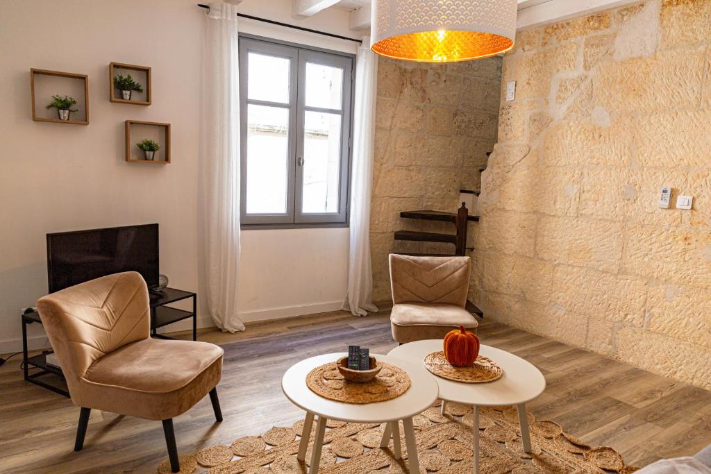 阿爾勒的住宿－Mon voisin Van Gogh，客厅配有两把椅子和一张桌子