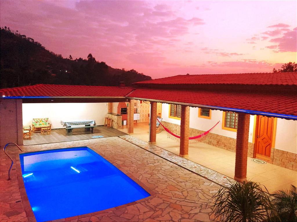 Bazén v ubytování Chácara isabella nebo v jeho okolí
