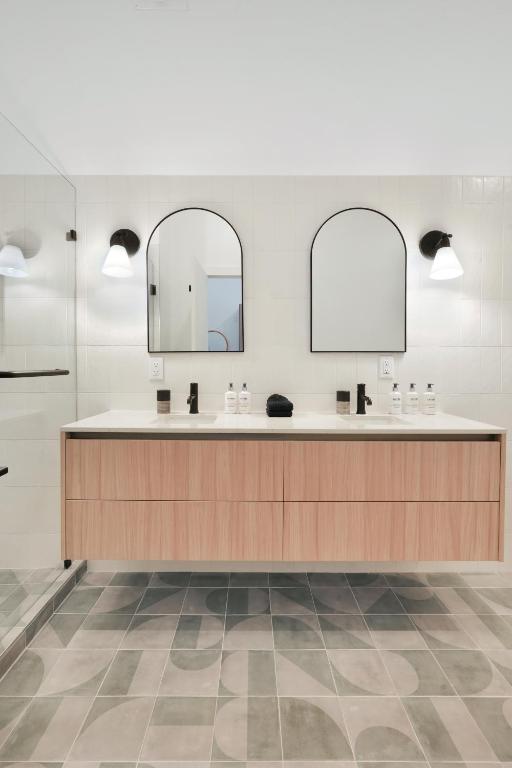 un bagno con due lavandini e due specchi di Cobalt Coast Resort a West Bay