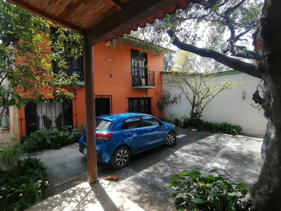 un coche azul estacionado frente a una casa en Tu Casa en Miahuatlán: Ideal Familias y Grupos en Labor