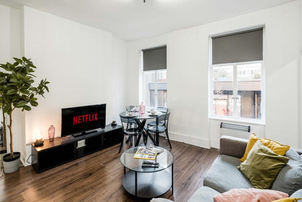 a living room with a couch and a table at Cosy 1 bedroom home in Fitzrovia in London