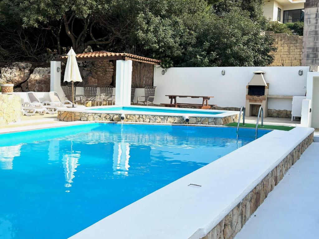 una piscina con agua azul en un patio trasero en Villa Sunny Side, en Mellieħa