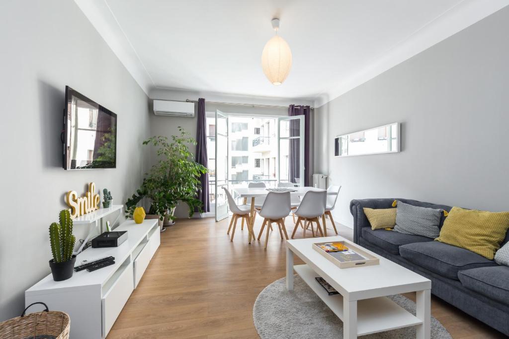 un salon avec un canapé et une table dans l'établissement Ultra Central Large 2 Bdr near Massena Square, à Nice