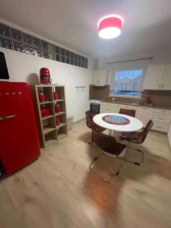 Kuchyň nebo kuchyňský kout v ubytování Apartmán U VINAŘSTVÍ v RD novostavba v Suchohrdly u Znojma