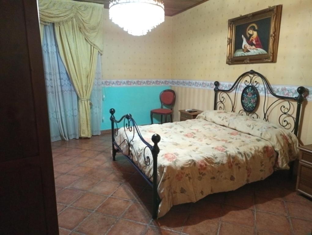 sypialnia z łóżkiem w pokoju w obiekcie Baron'sRoom w mieście Nocera Inferiore