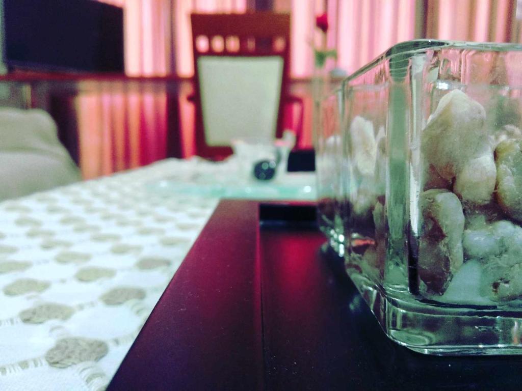 un jarrón de cristal lleno de comida sentado en una mesa en Betty's sunny apartment-Athens, en Atenas