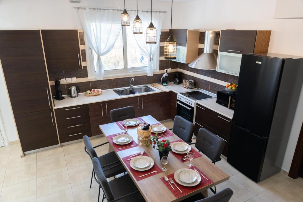 Kuchyň nebo kuchyňský kout v ubytování Ismini Luxury Villa