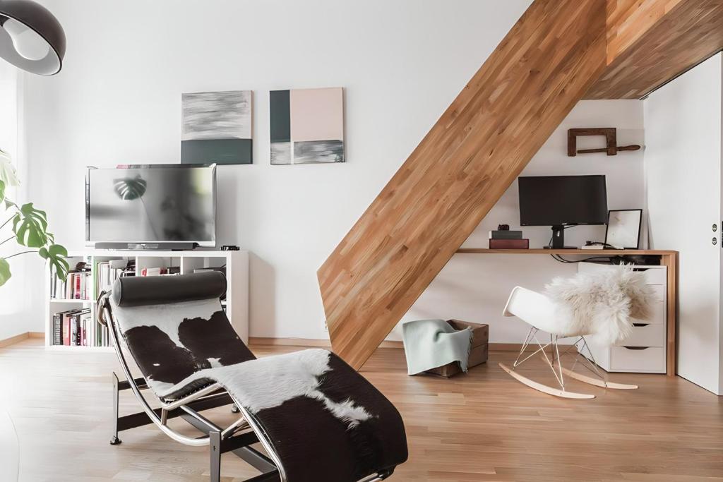 sala de estar con silla y TV en Modern and centrally located 2-Bedroom apartment en Bergen