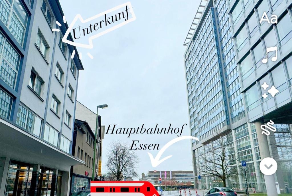ein Straßenschild mitten in einer Stadt in der Unterkunft Essen Hauptbahnhof in Essen