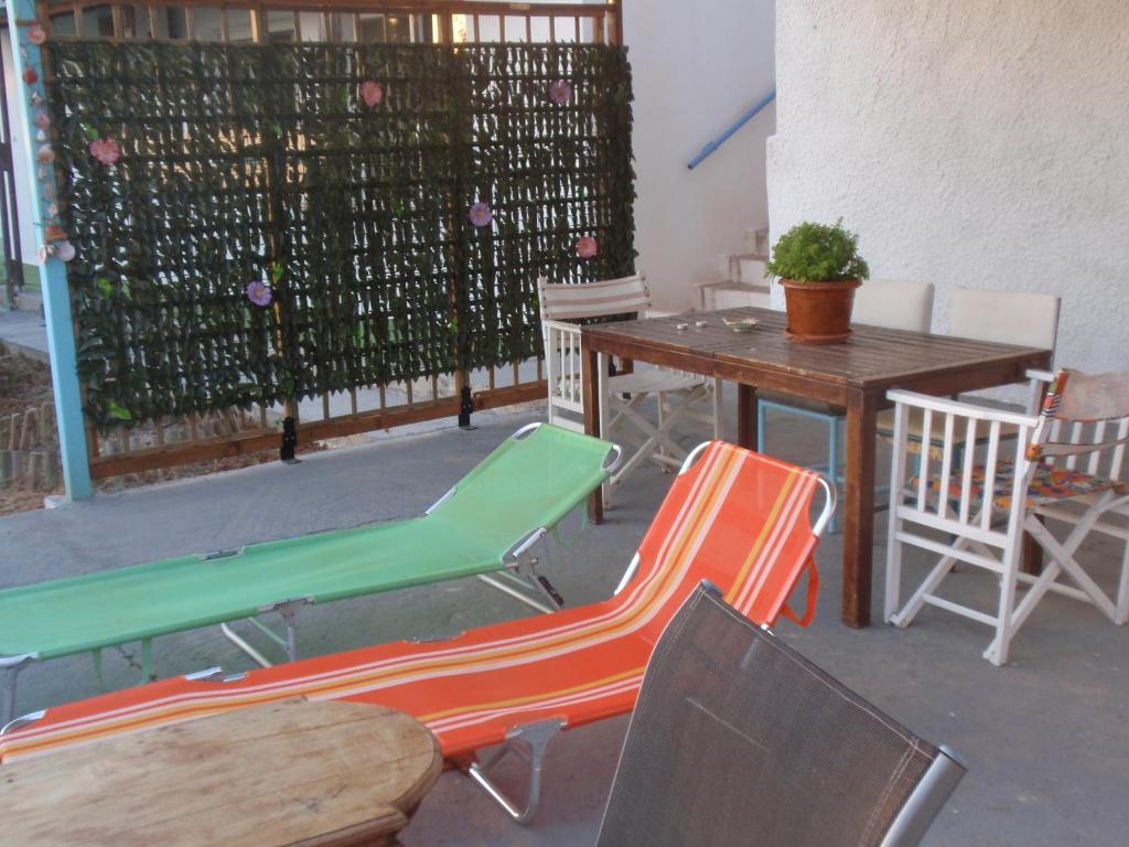 Myrties的住宿－傳統度假屋，庭院配有桌椅和桌椅
