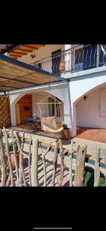 - un balcon avec une chaise dans l'établissement Les Flo location, à Aigues-Mortes
