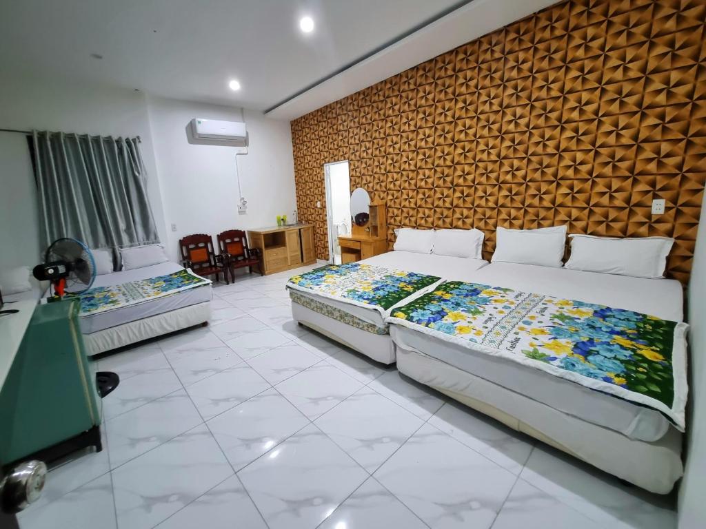 Mai thao في فنغ تاو: غرفة نوم بسريرين وجدار من الطوب