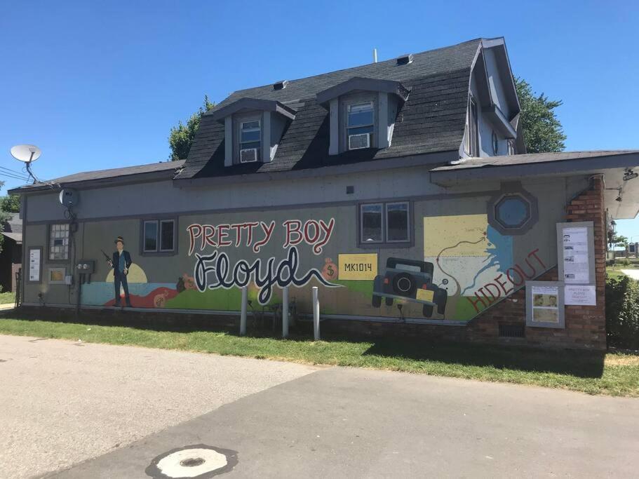 ein Gebäude mit einem Wandbild an der Seite in der Unterkunft Actual Pretty Boy Floyd's Hideout - Lake Erie, MI in Luna Pier