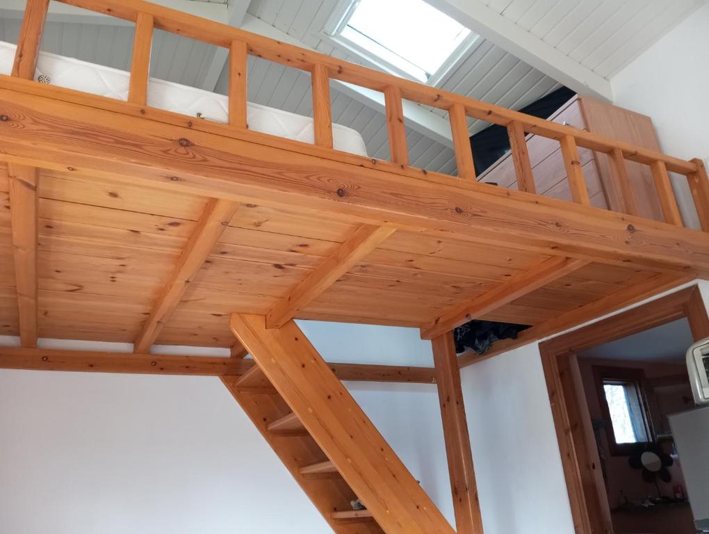 Palanda nebo palandy na pokoji v ubytování Cottage1Το μικρό σπίτι στο λιβαδι
