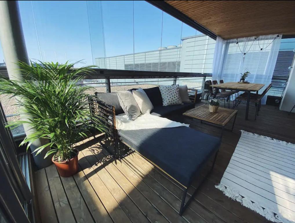 En balkong eller terrasse på 2ndhomes Luxury 2BR Rooftop Terrace Apartment with Sauna in Kamppi Center