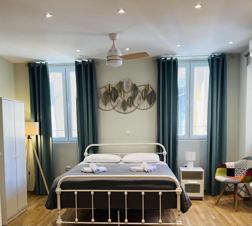 - une chambre avec un lit aux papillons sur le mur dans l'établissement Louisa's Studio, à Corfou