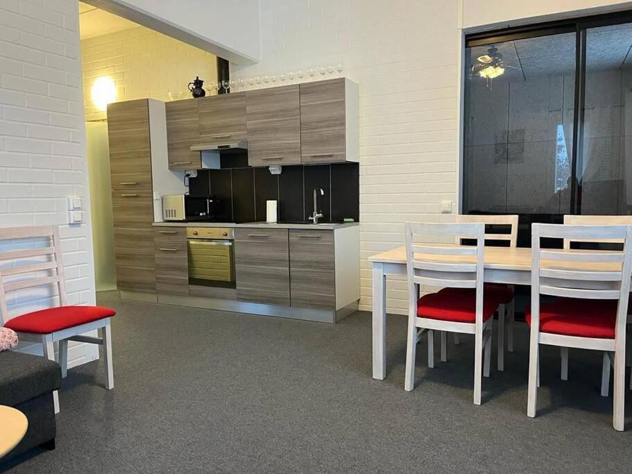 cocina con mesa y sillas en una habitación en Casa de Fit, Joensuu, en Joensuu