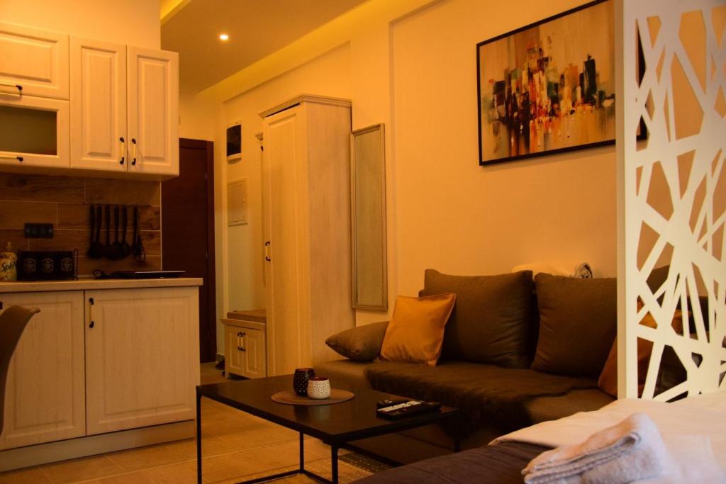 uma sala de estar com um sofá e uma mesa em Apartman Suny N58- SPA -Gratis em Kopaonik
