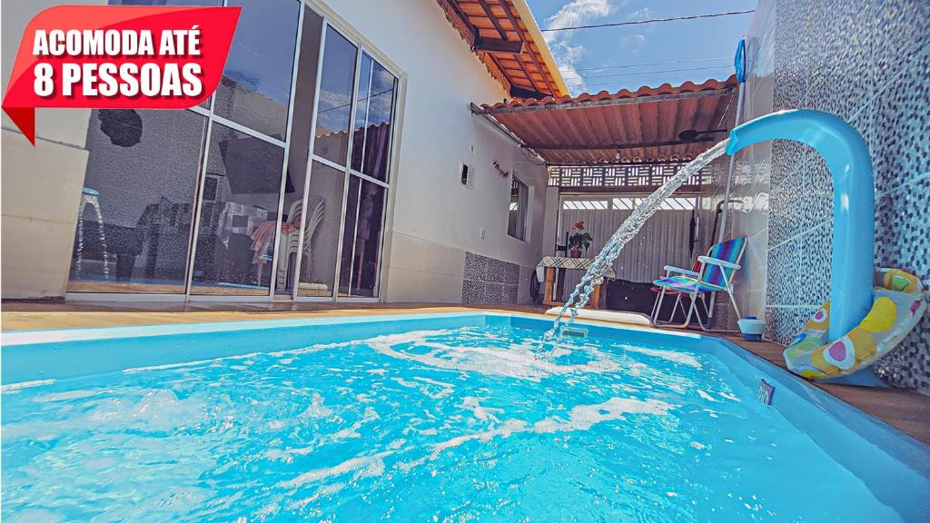 Casa de praia completa e confort في بارا دي سانتو أنطونيو: مسبح بزحليقة مائية في المنزل