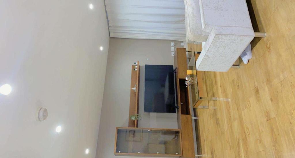 Cette chambre dispose d'un escalier avec un miroir et d'une télévision. dans l'établissement Impeccable 1-Bed Apartment in London, à Londres
