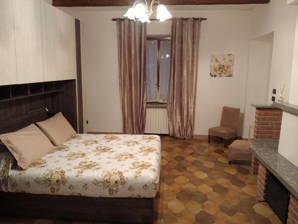 sypialnia z łóżkiem i oknem w obiekcie Anticopodere w mieście Casorzo