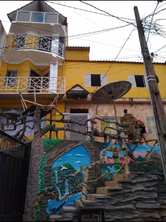 a building with a painting on the side of it at mirante por do sol in São Thomé das Letras