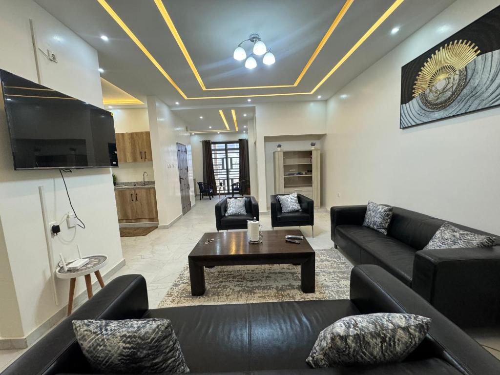 uma sala de estar com sofás e uma mesa de centro em Complexe La Perfection em Nouakchott