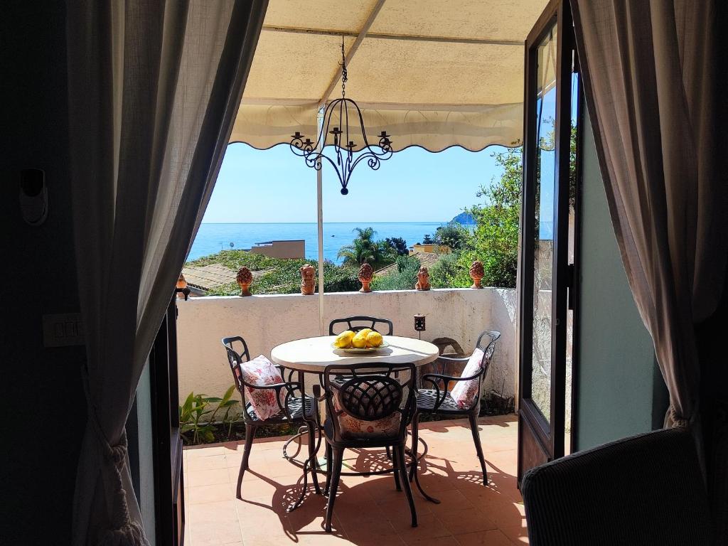 einen Tisch auf einem Balkon mit Meerblick in der Unterkunft Jasmine in Letojanni