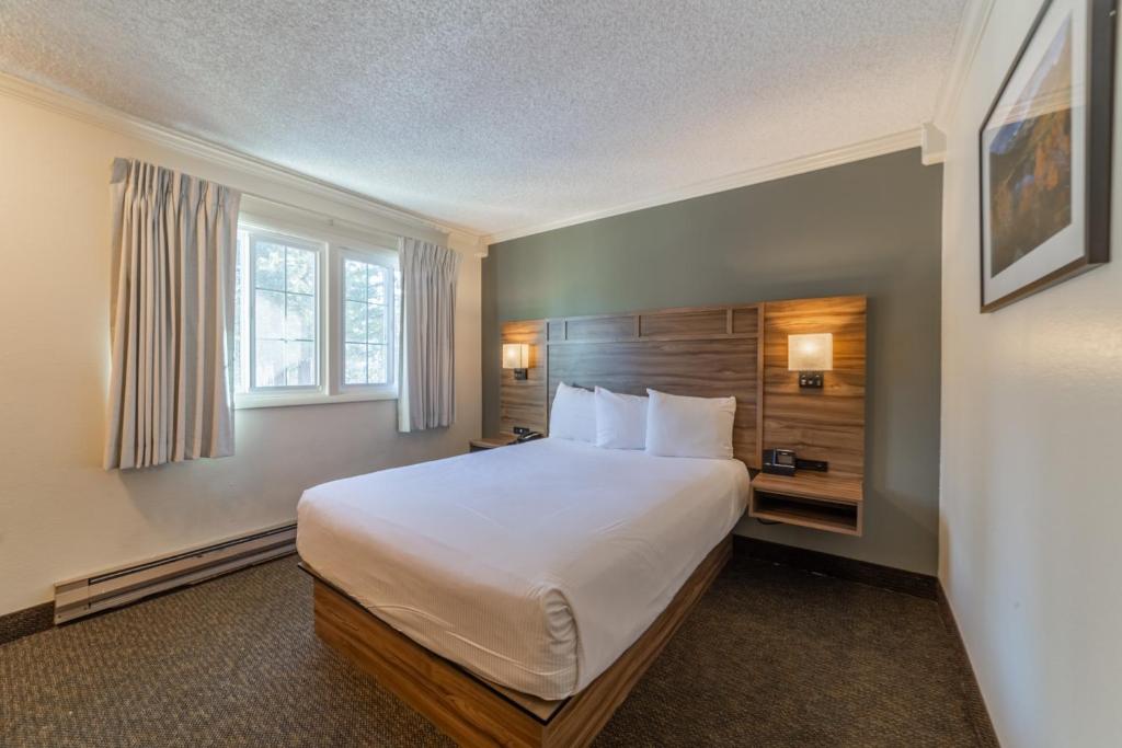 a bedroom with a large bed and a window at Alpenhof Lodge in Mammoth Lakes