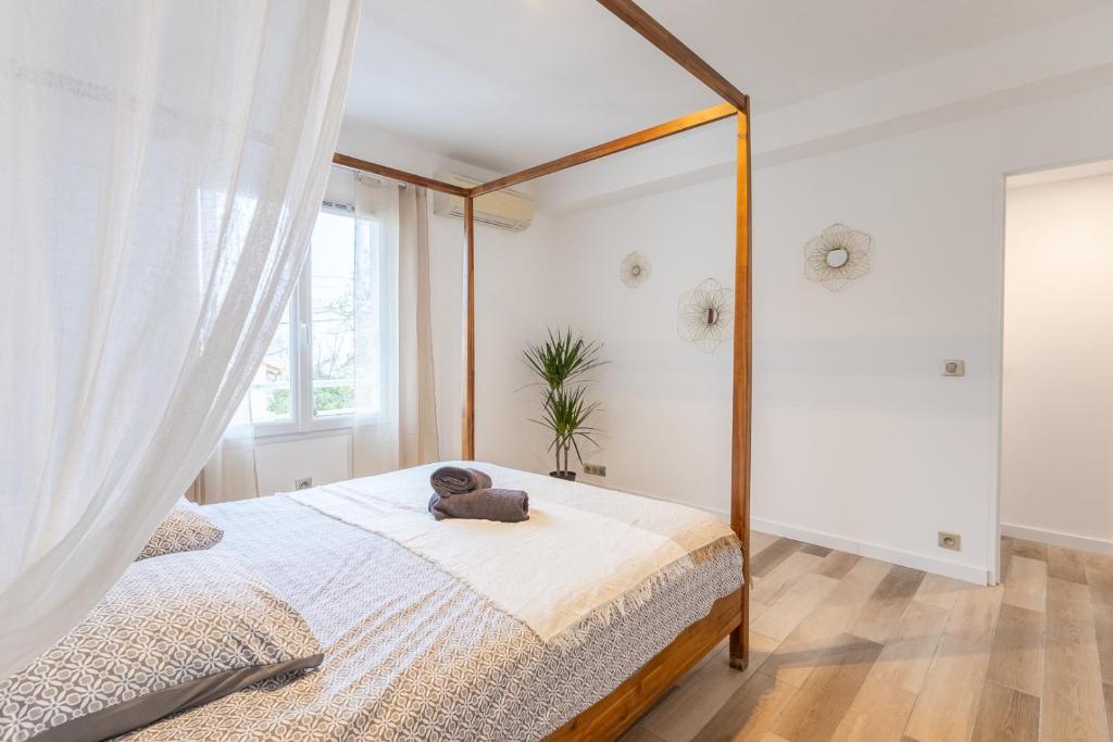 une chambre avec un lit avec un ours en peluche dessus dans l'établissement Le Cosy de la Pointe Rouge, à Marseille
