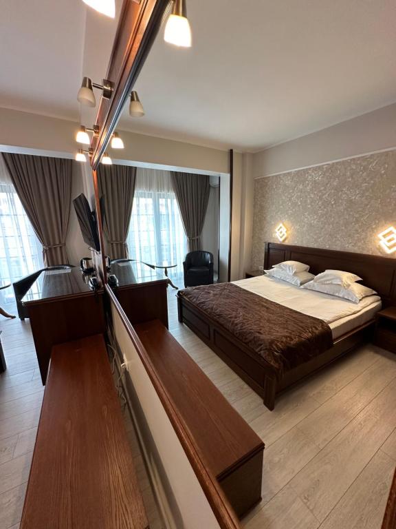 Habitación de hotel con cama y TV en Hotel Ana, en Constanţa