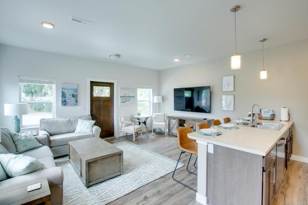 uma cozinha e sala de estar com um sofá e uma mesa em Riverfront Sheboygan Townhome with Grill! em Sheboygan