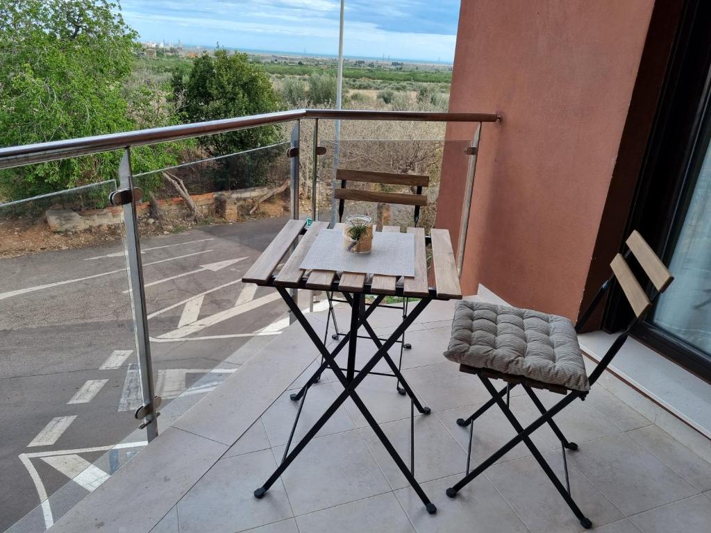 una mesa y sillas en un balcón con vistas en Acogedor y confortable en Torreblanca, en Torreblanca