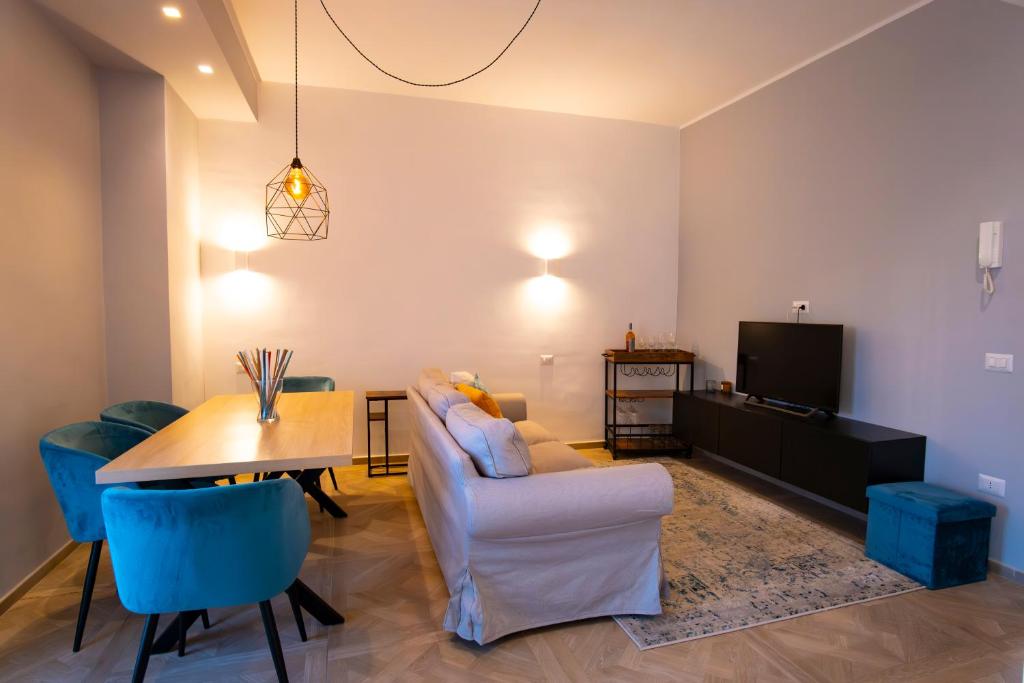 sala de estar con mesa y comedor en B&B Redamare en Trani